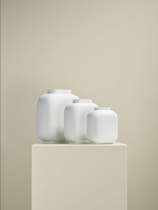 Linda Vase, Medium (Satin White)
