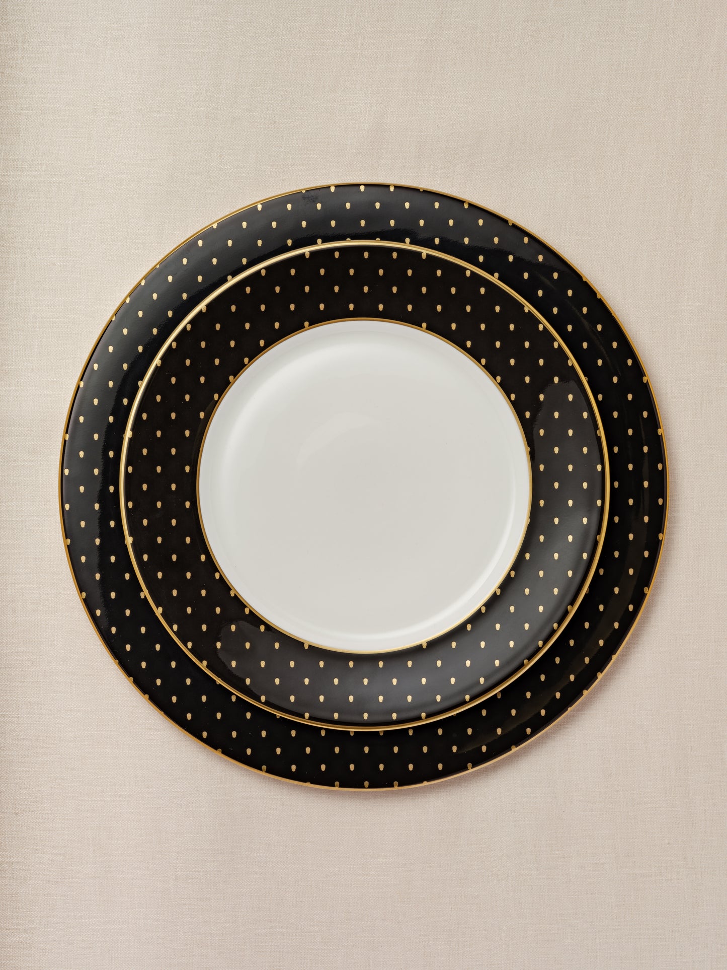 W1 Black Buffet Plate