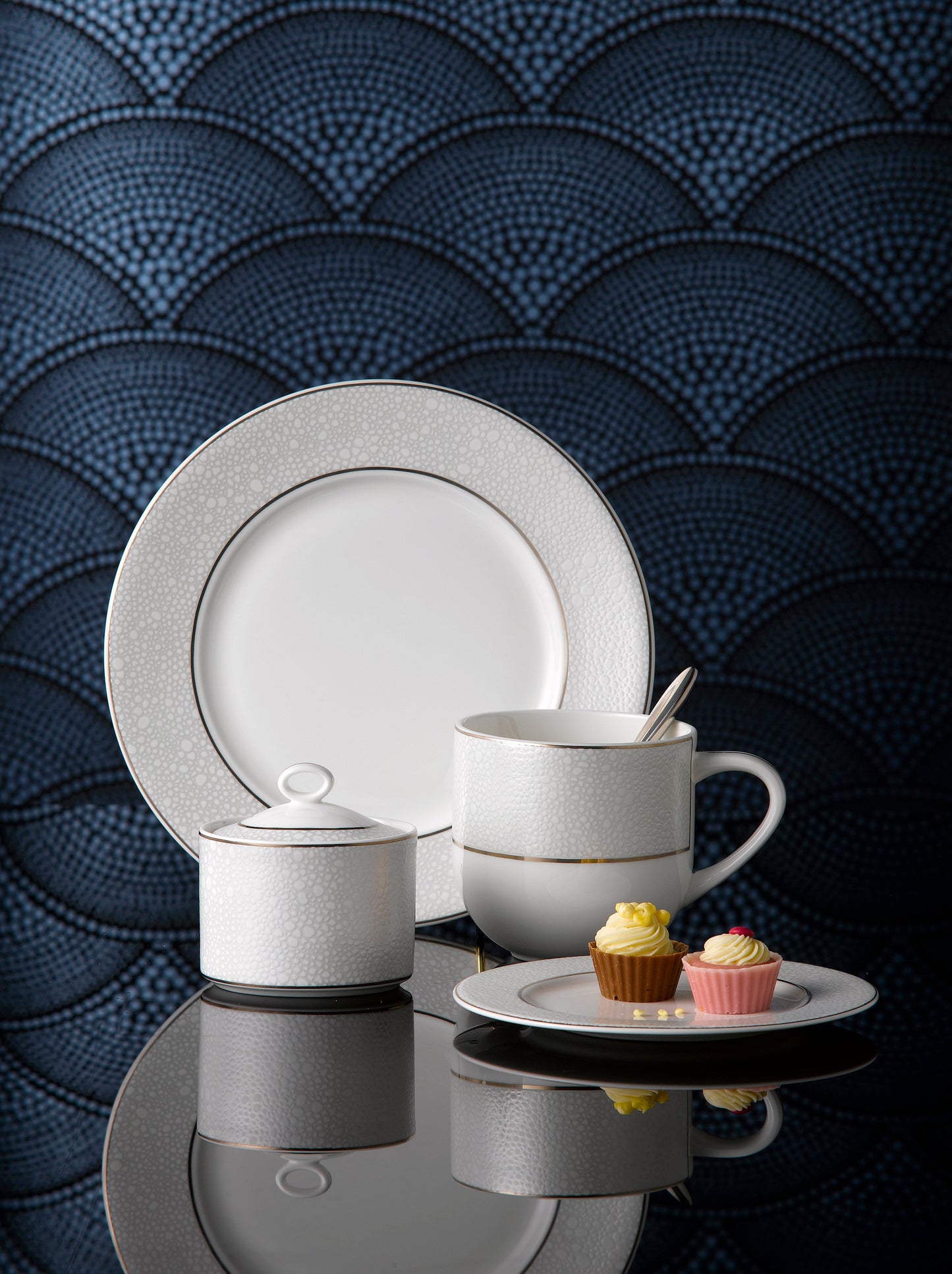 EFFERVESCE SMALL SQUARE PLATE